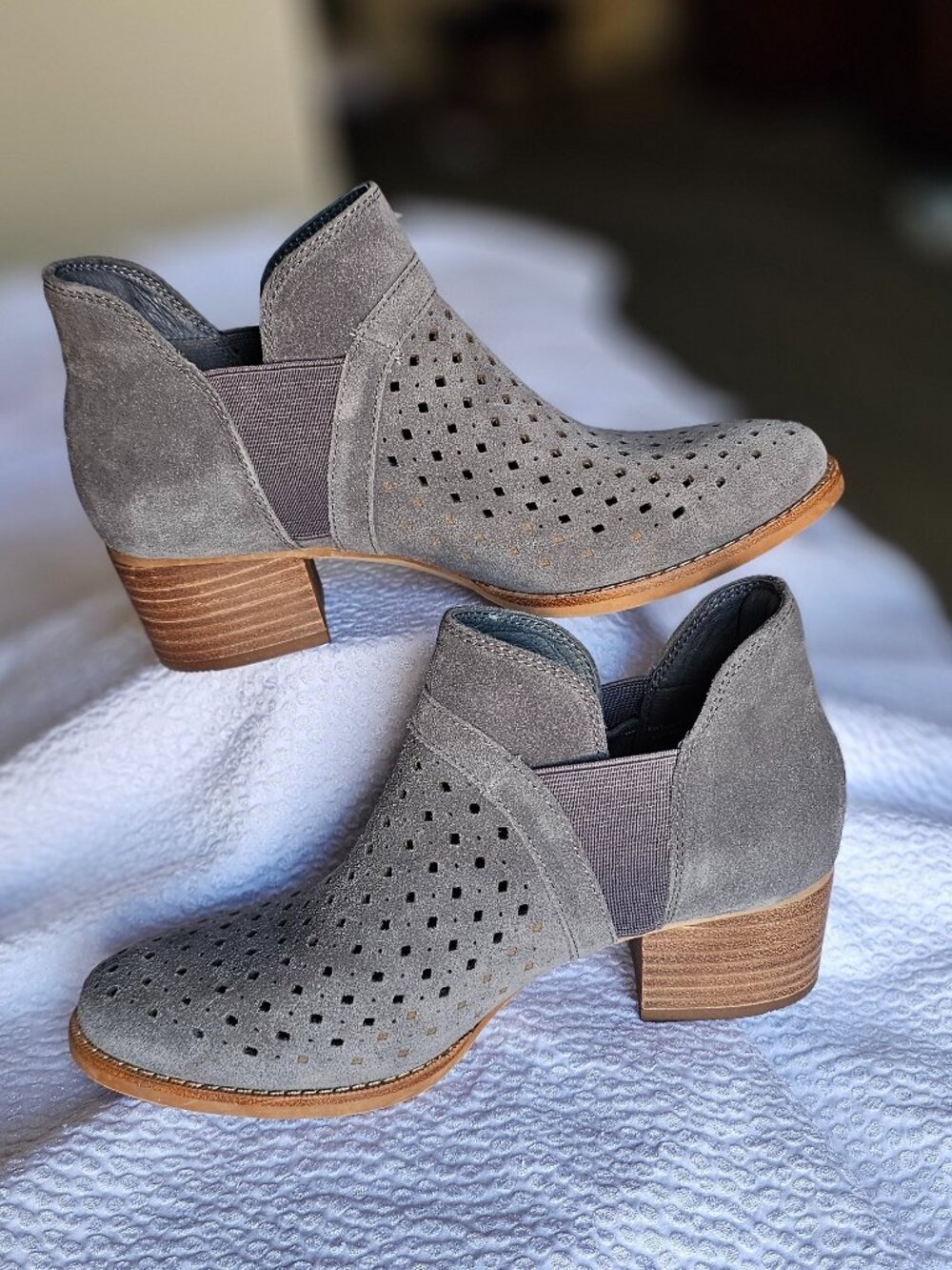Earth 6.5 Taupe Beige Suede Leather Booties